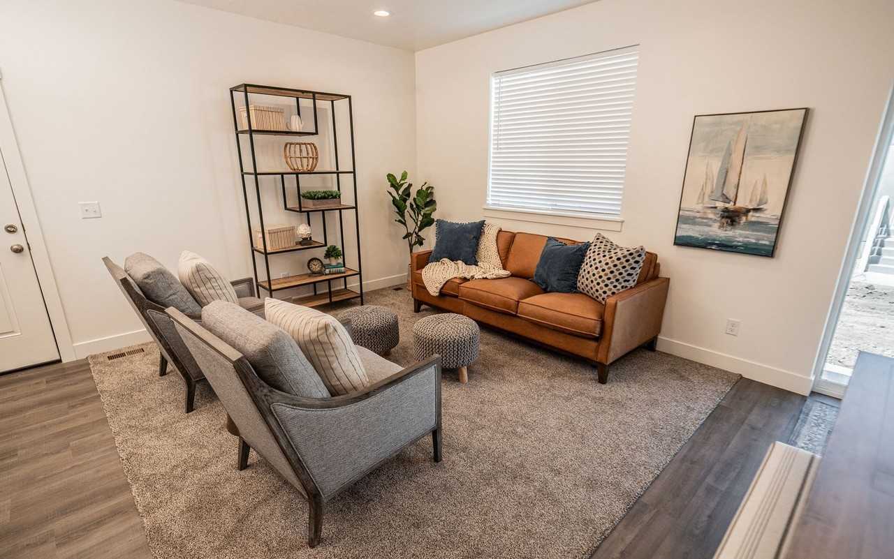 215 E 550 N - Photo 3 of 17