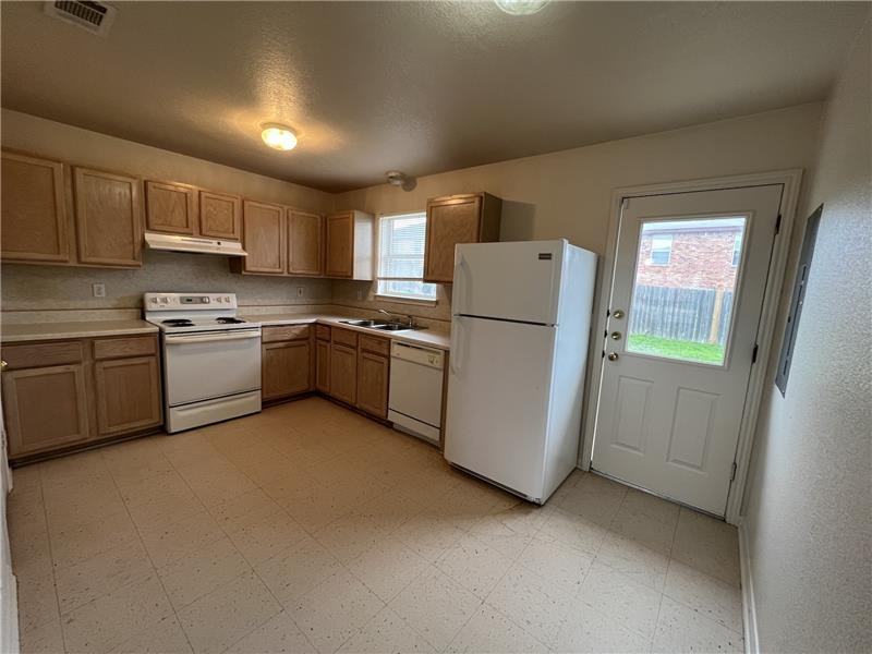 2811 Cantabrian Dr #B - Photo 6 of 20