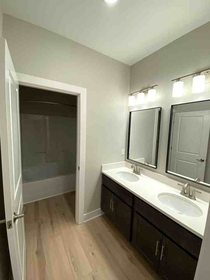 The Flats at Westbury - Photo 6 of 8