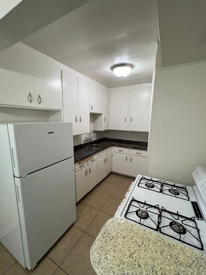 2577 Broadway - Photo 2 of 6