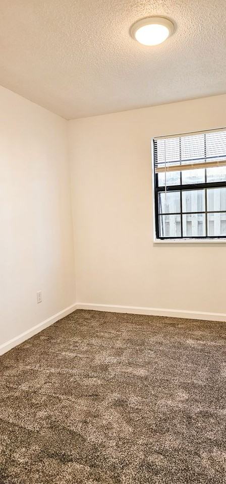 1542 Diuguid Dr - Photo 6 of 44