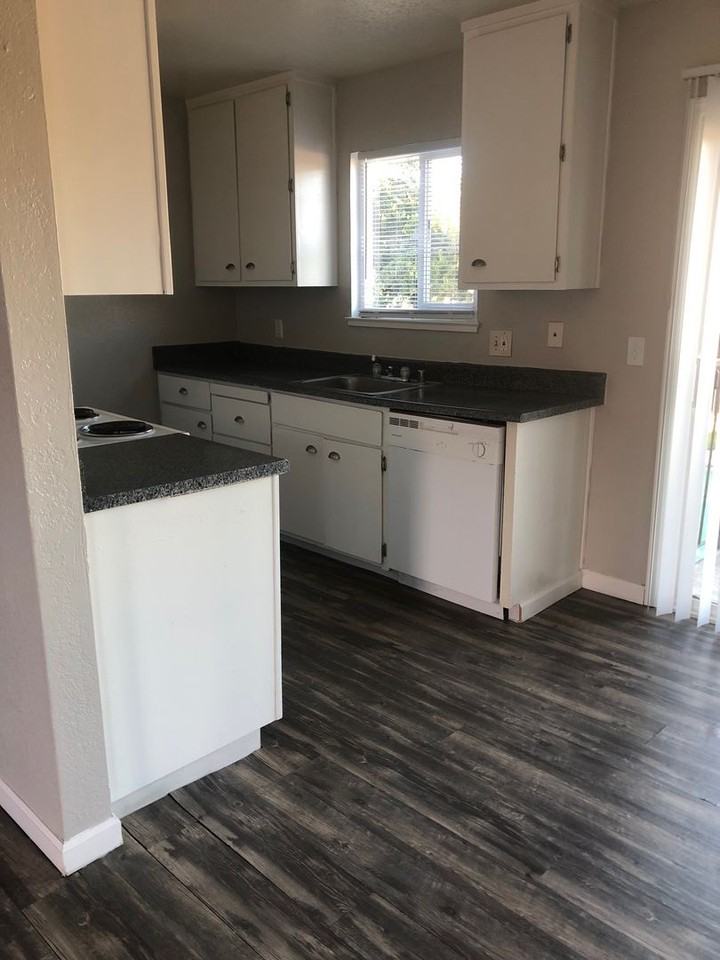 SunBurst Apartments - Photo 2 of 5