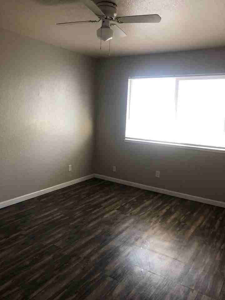 SunBurst Apartments - Photo 3 of 5