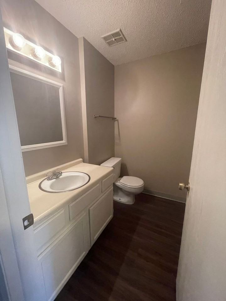 2507 W 27th St - Photo 4 of 19