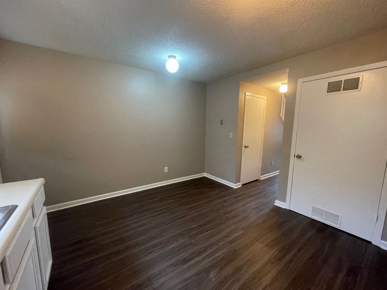 2507 W 27th St - Photo 6 of 18