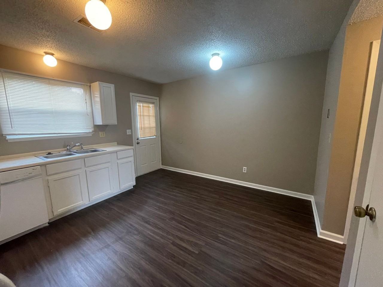 2507 W 27th St - Photo 5 of 19