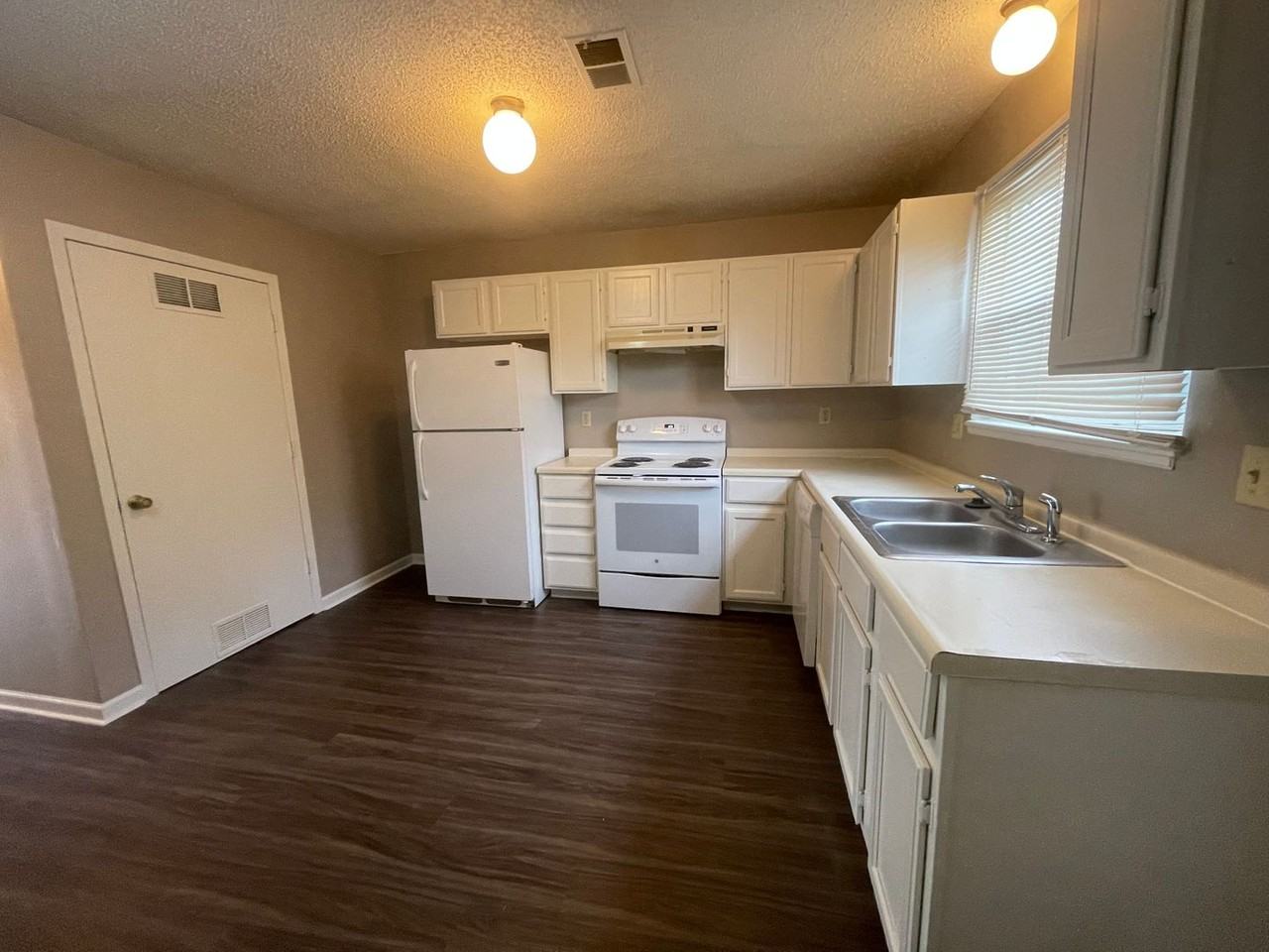 2507 W 27th St - Photo 7 of 19