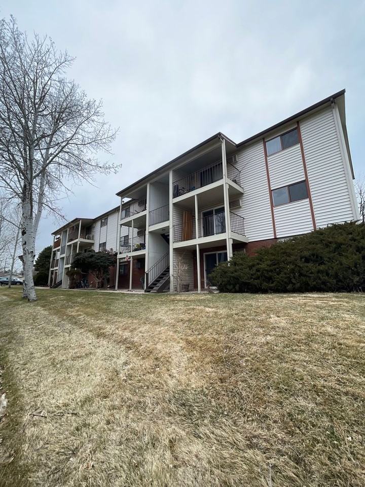 1678 Riverside Ave - Photo 3 of 15