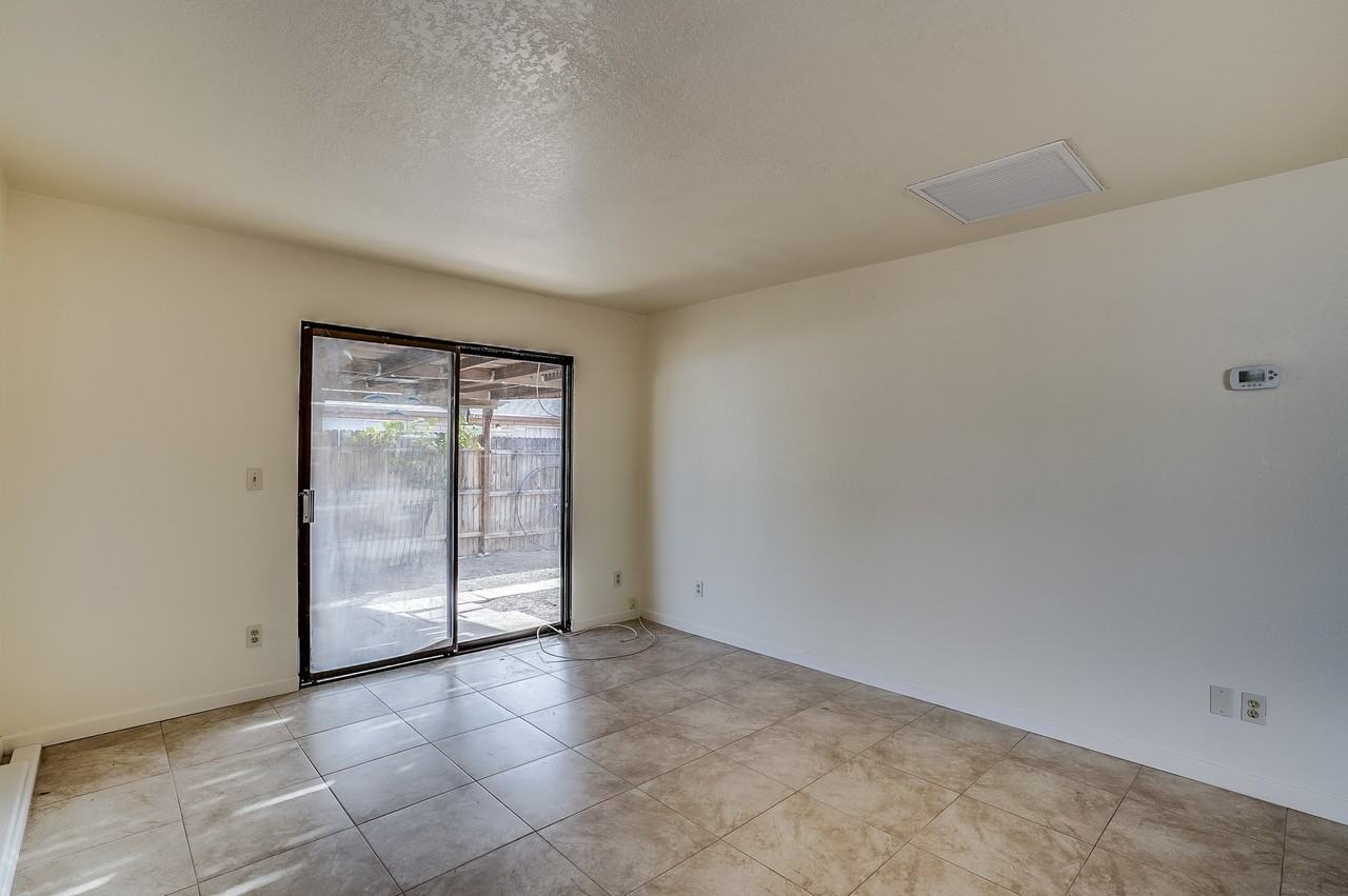 422 E Navajo Rd - Photo 4 of 30