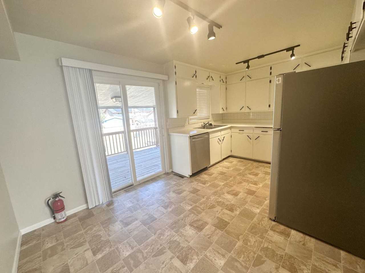 612 Princeton Rd - Photo 3 of 19