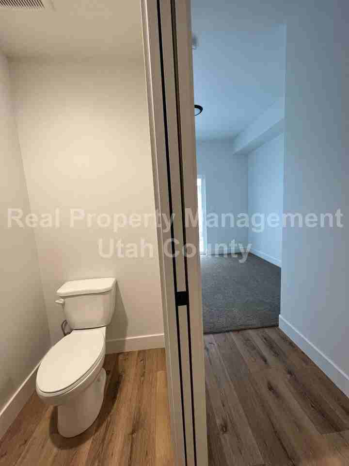 606 E 340 S - Photo 6 of 39