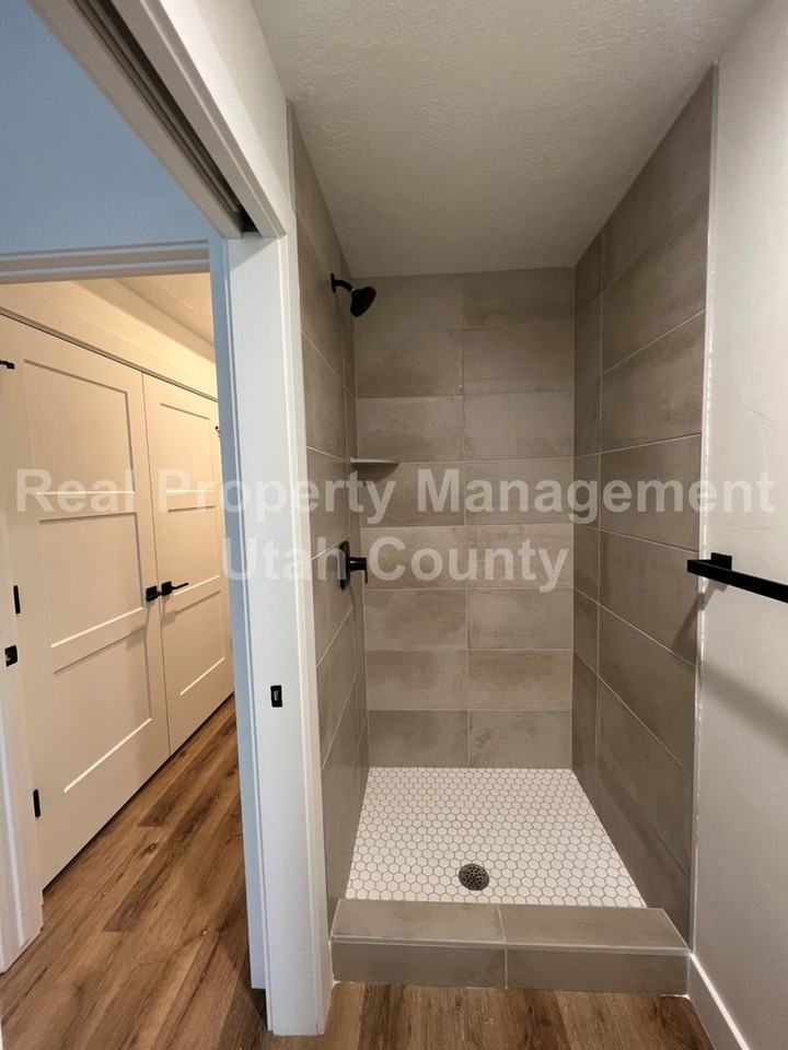 606 E 340 S - Photo 7 of 39