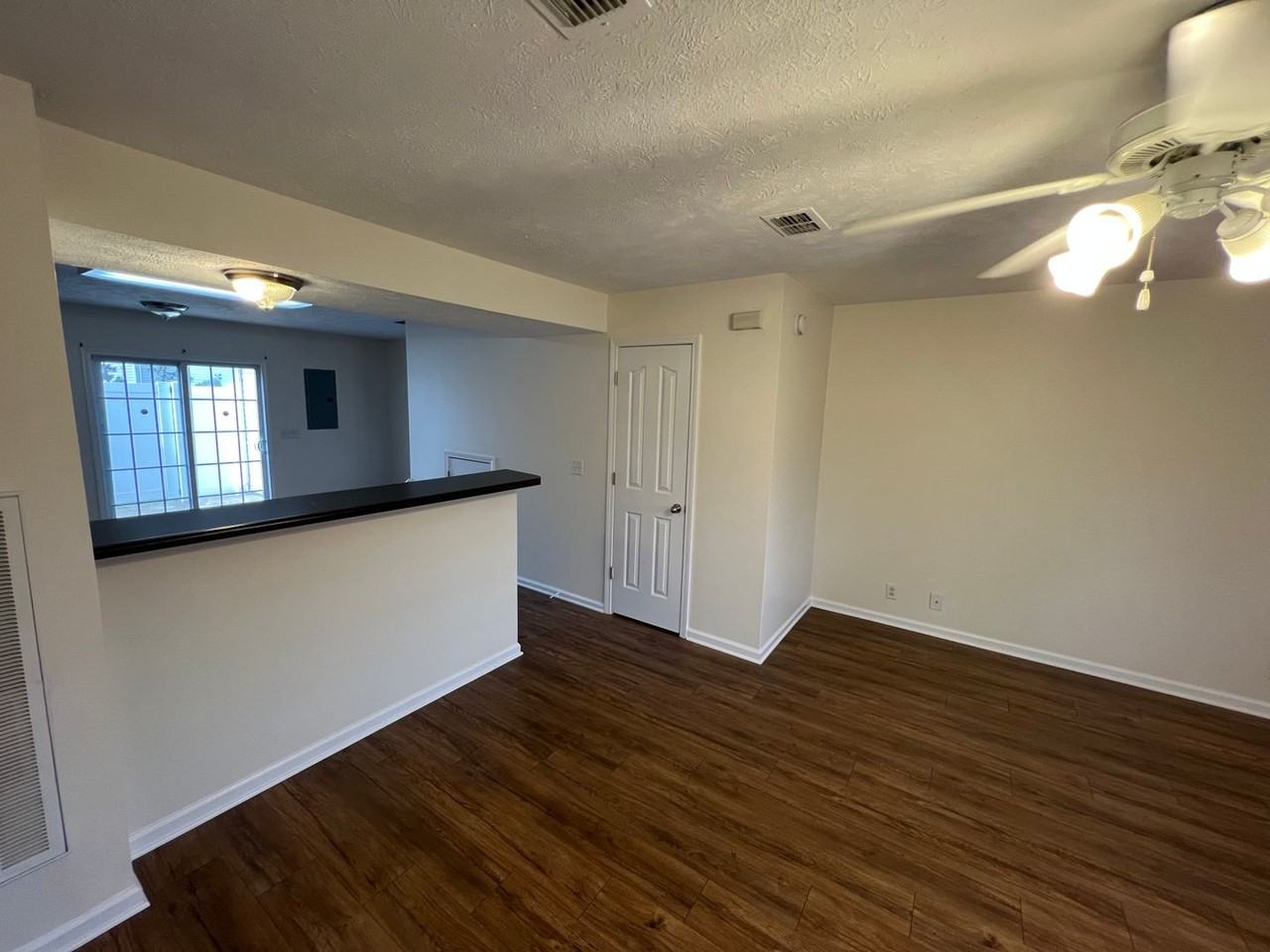 1305 Amsterdam Ct - Photo 3 of 11