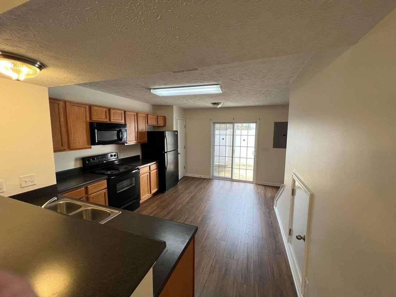 1305 Amsterdam Ct - Photo 5 of 11