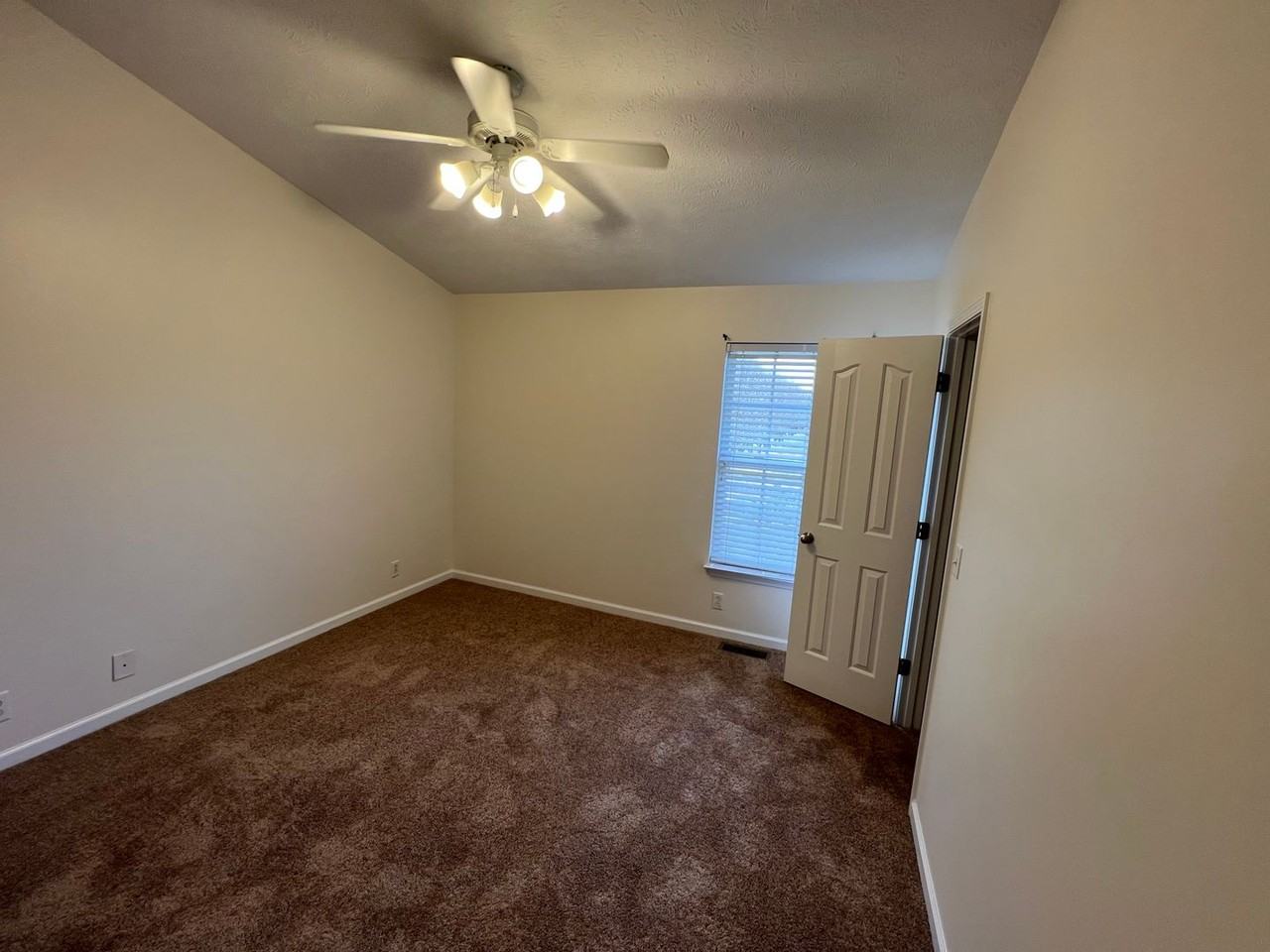 1305 Amsterdam Ct - Photo 7 of 11