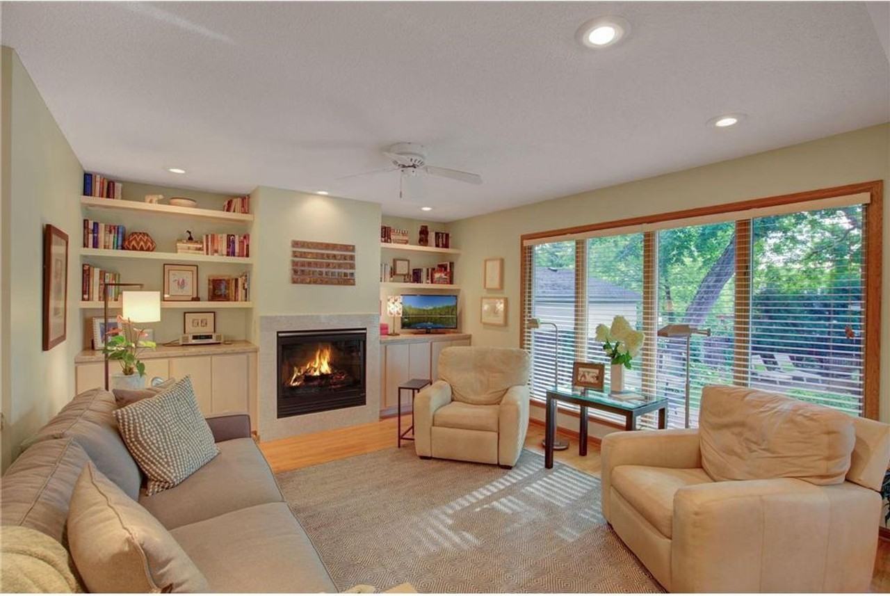 214 Broadway Avenue North - Photo 3 of 8