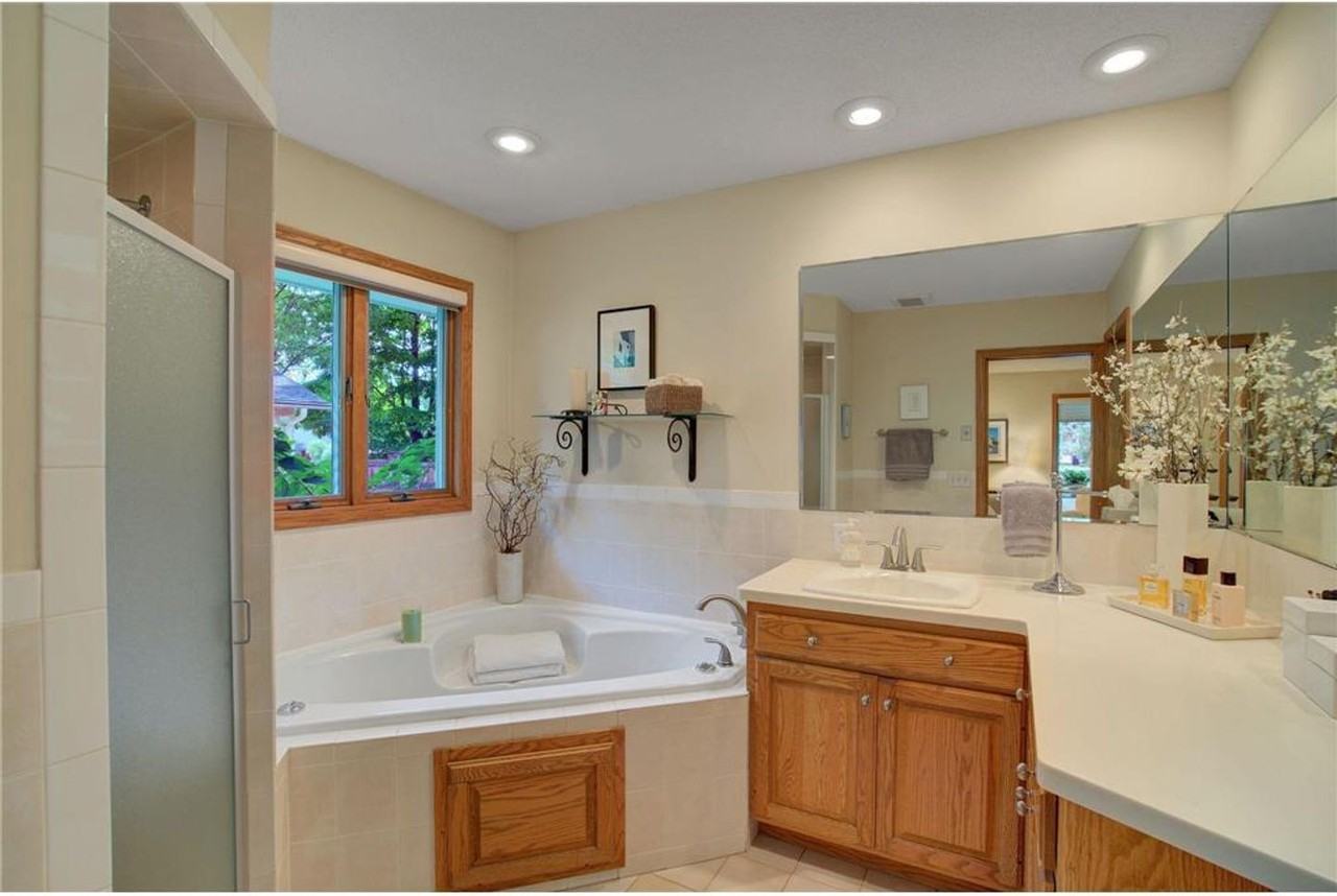 214 Broadway Avenue North - Photo 6 of 8