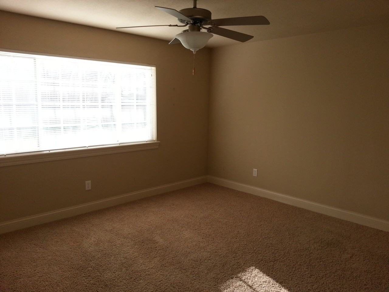 202 Grandview Ct - Photo 2 of 12