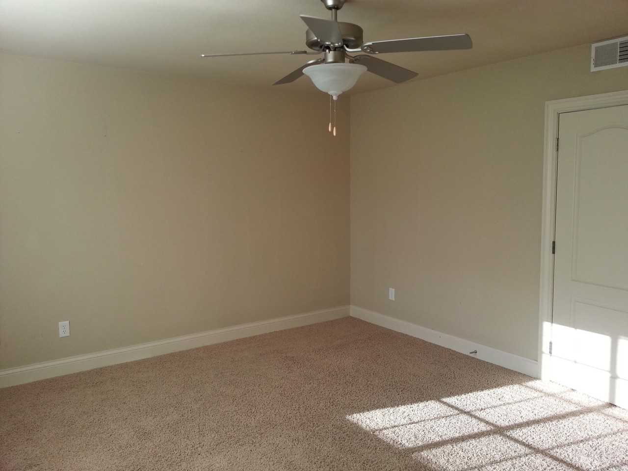 202 Grandview Ct - Photo 3 of 12