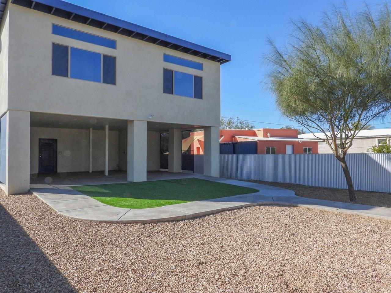 423 S Sentinel Ave - Photo 7 of 34