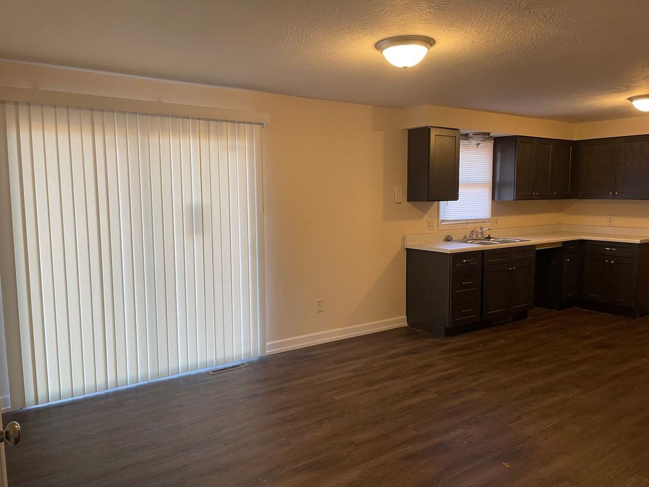 220 W Broadmoor St - Photo 2 of 15