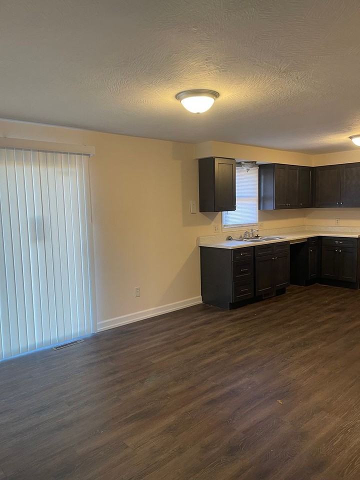 220 W Broadmoor St - Photo 3 of 15