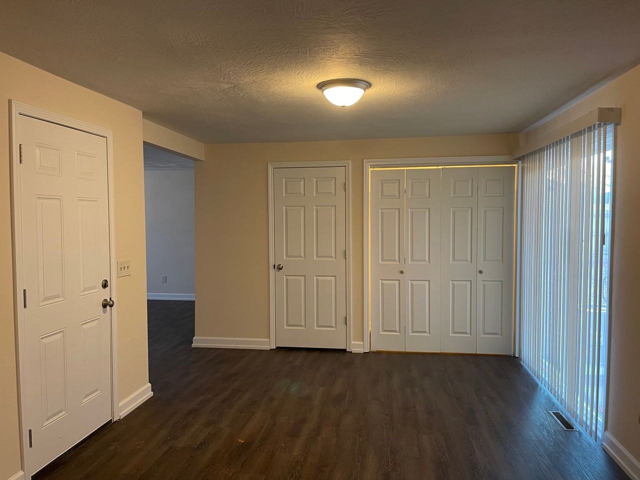 220 W Broadmoor St - Photo 5 of 15