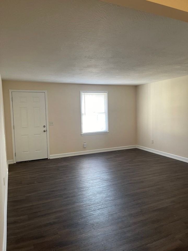 220 W Broadmoor St - Photo 7 of 15