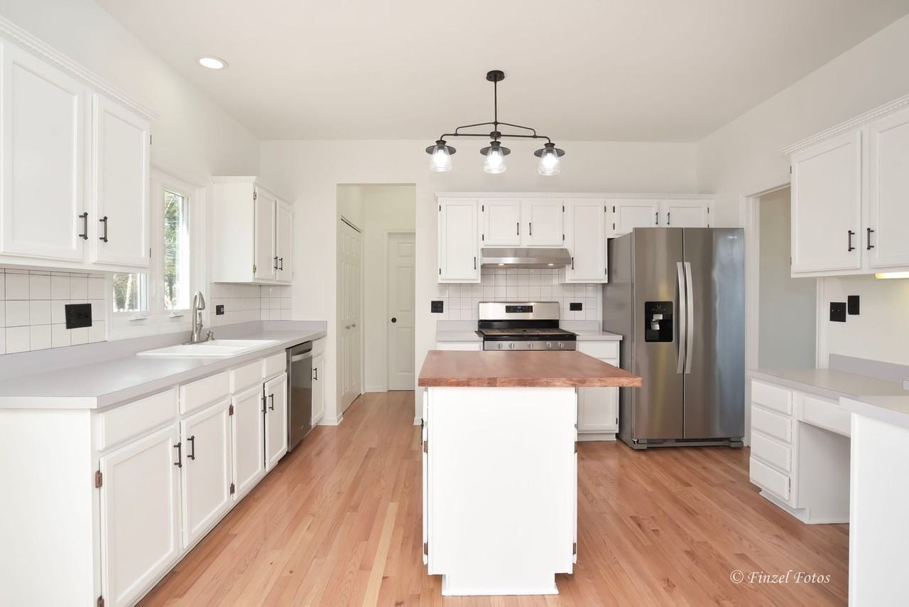 1300 Ardmore Dr - Photo 2 of 21