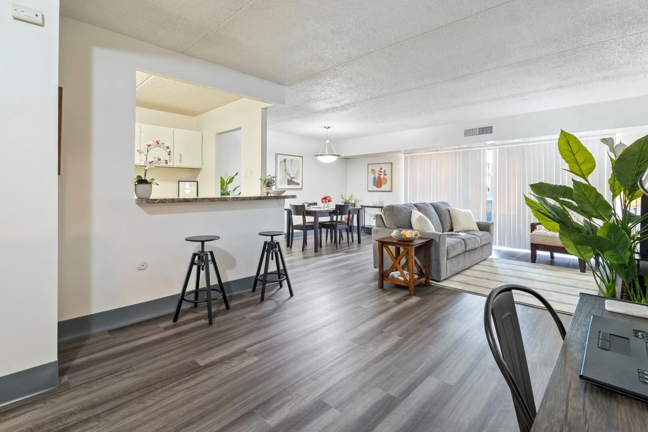 Brentmoor at Penn Center - Photo 2 of 37