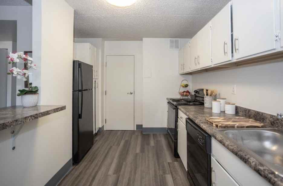 Brentmoor at Penn Center - Photo 3 of 37