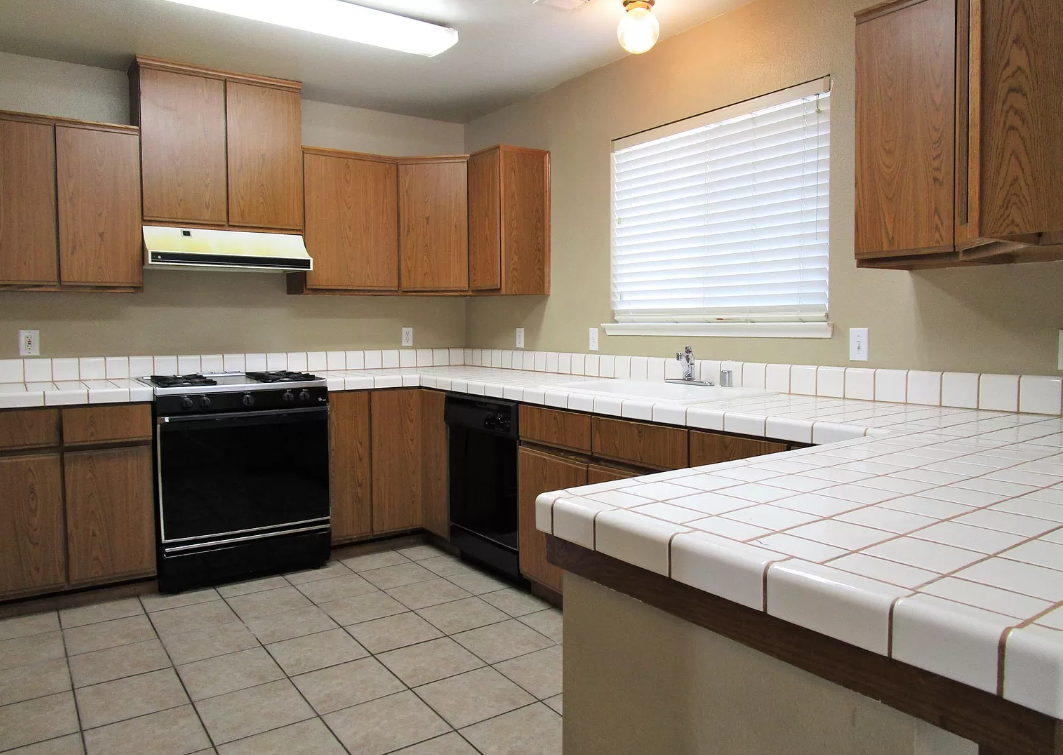 325 Cantebury Dr #1 - Photo 4 of 11