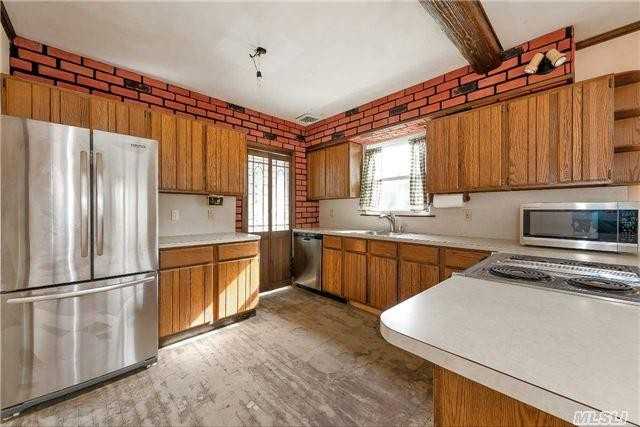 111 Lutz Dr - Photo 2 of 10