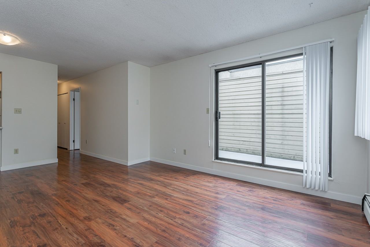 Roslyn Apartments - Photo 3 of 6