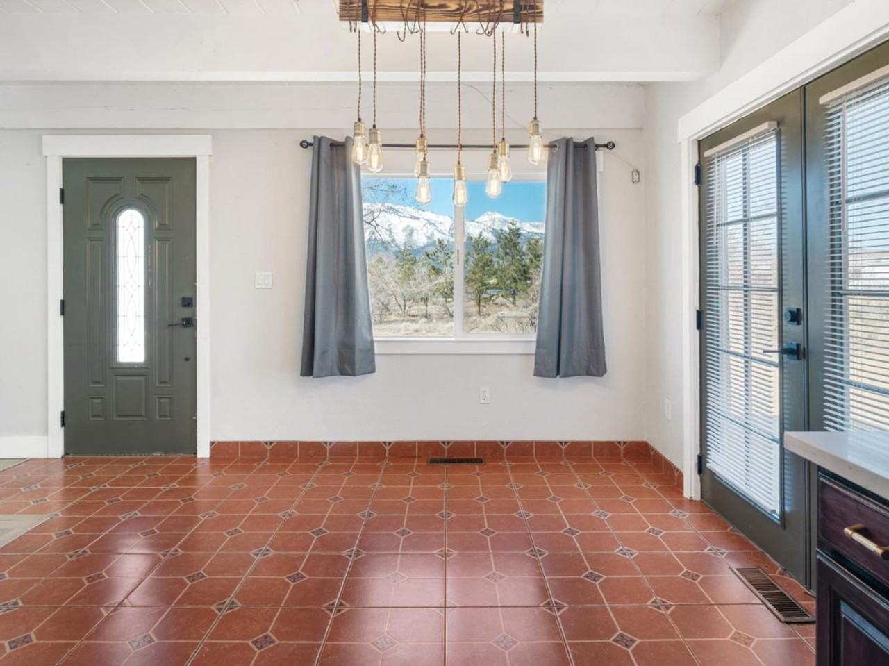 210 Esmeralda Dr - Photo 2 of 31