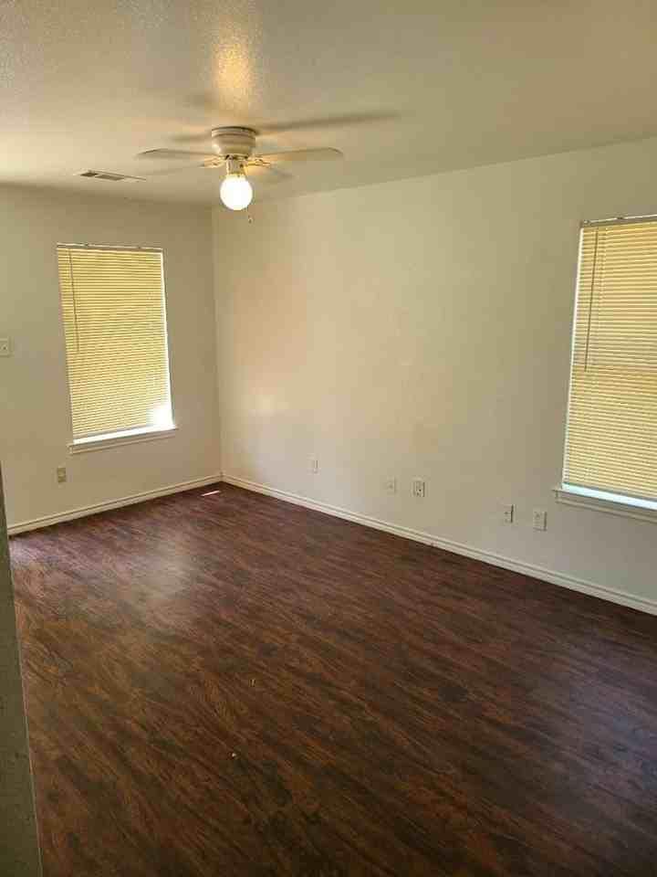 3421 3421 - 23 Bright St - Photo 2 of 7