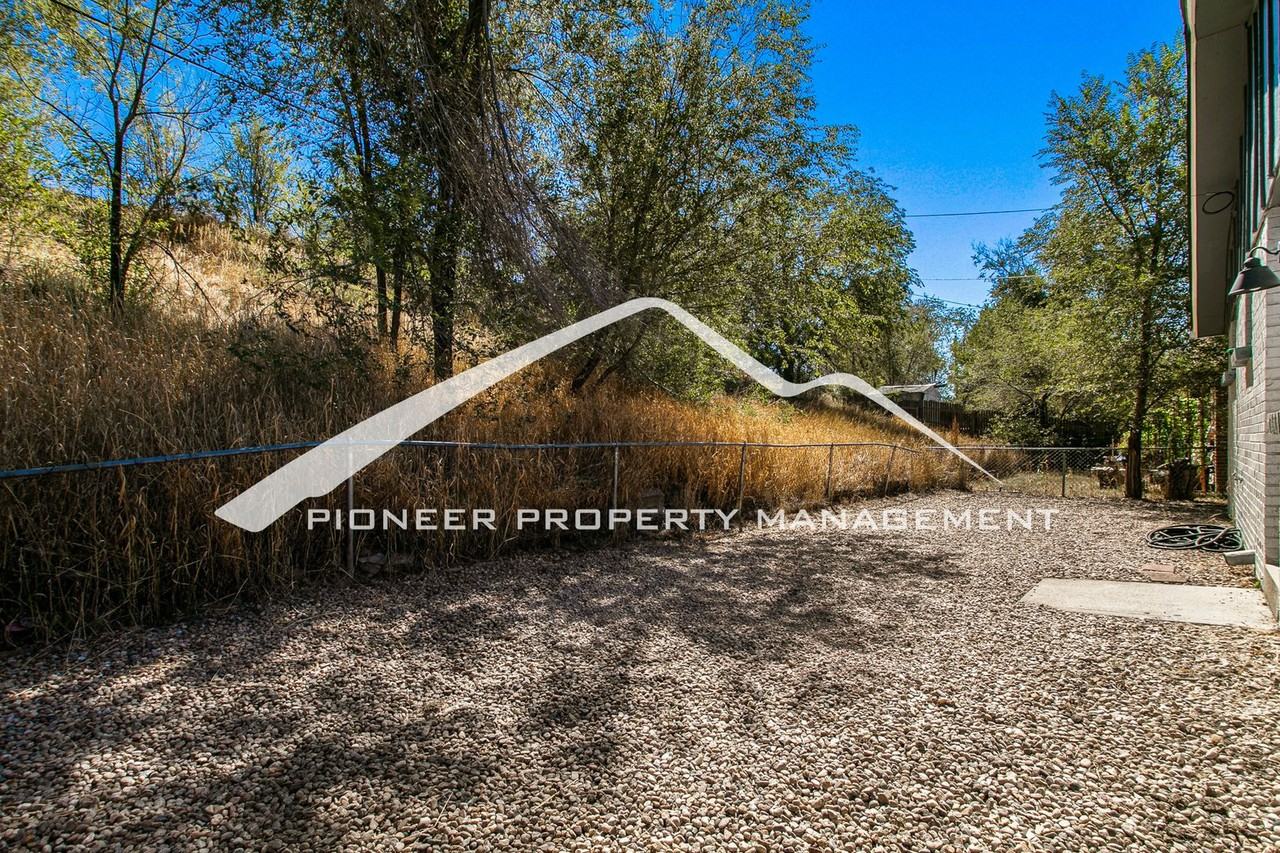 980 Newton St #B - Photo 2 of 14