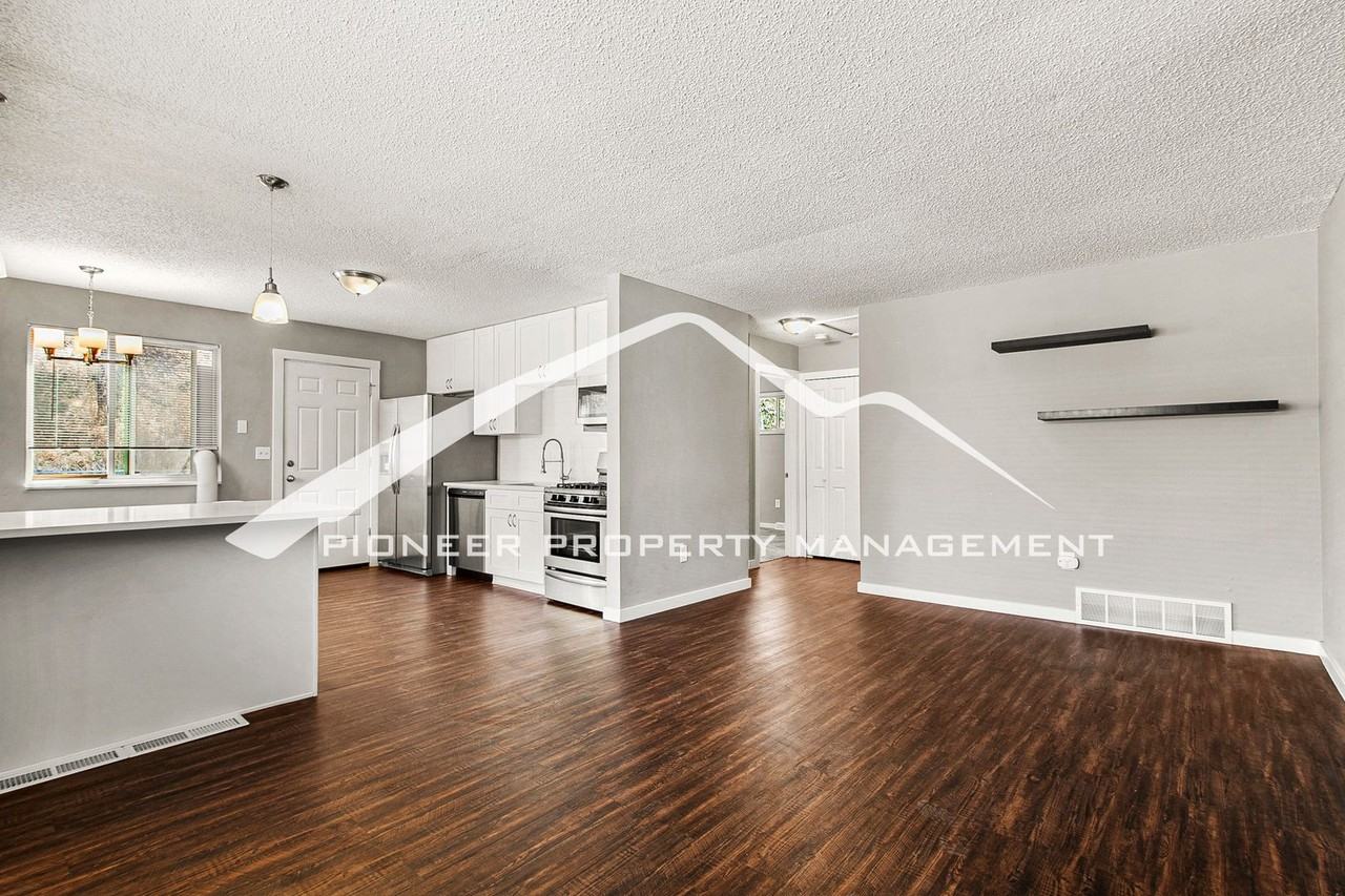 980 Newton St #B - Photo 4 of 14