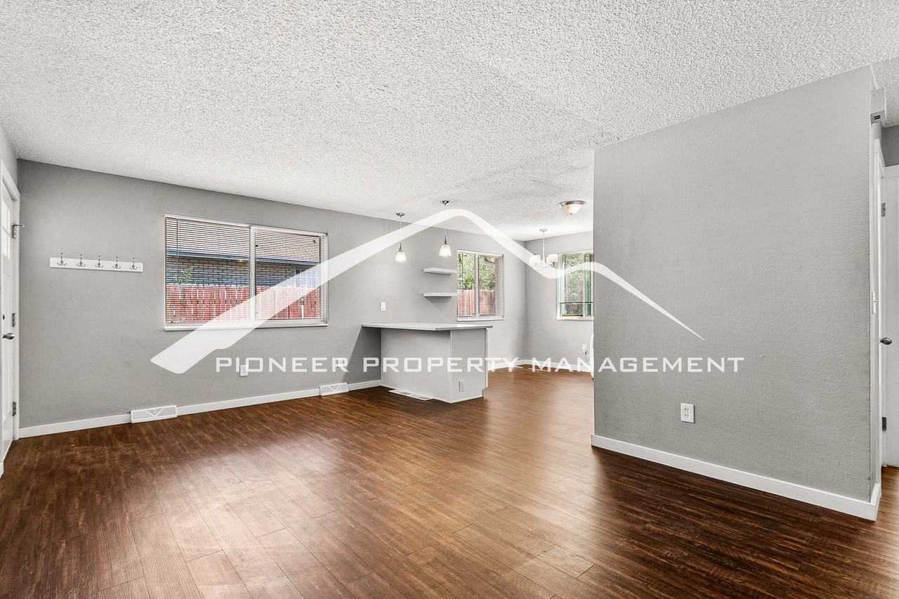 980 Newton St #B - Photo 5 of 14