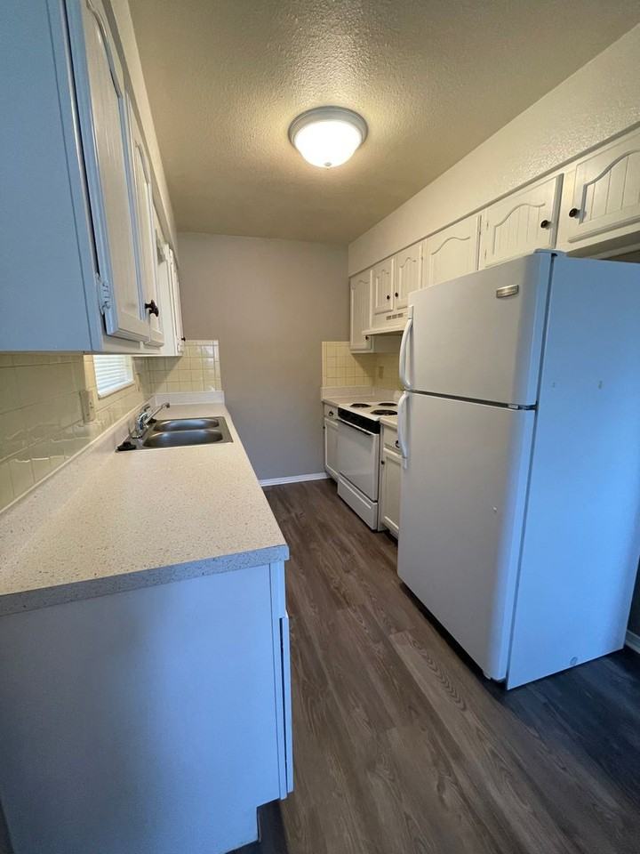 1212 Montgomery St - Photo 7 of 17