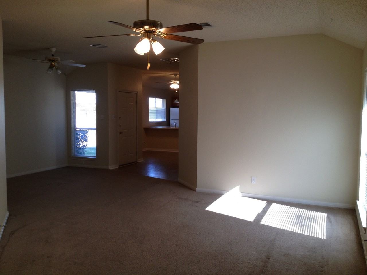 1513 Breezy Dr - Photo 4 of 8