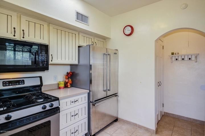 1823 E 10th St - Photo 3 of 10