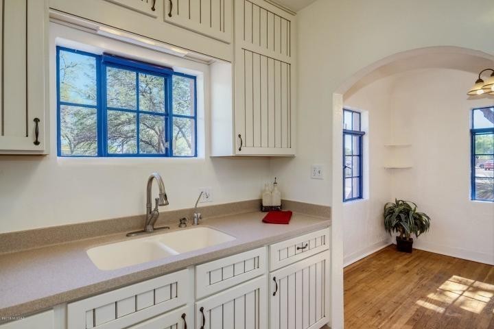 1823 E 10th St - Photo 4 of 10