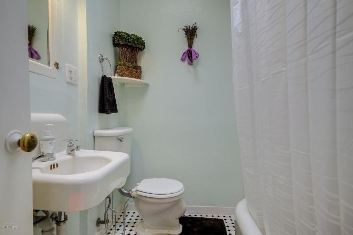 1823 E 10th St - Photo 6 of 10