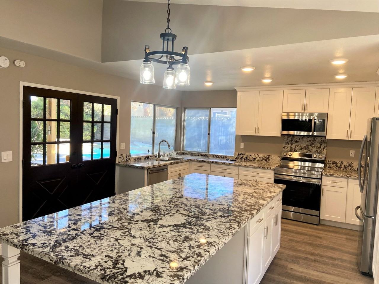 912 Jessica St - Photo 2 of 19