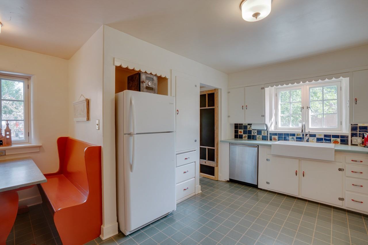 221 Hinde Pl - Photo 2 of 19