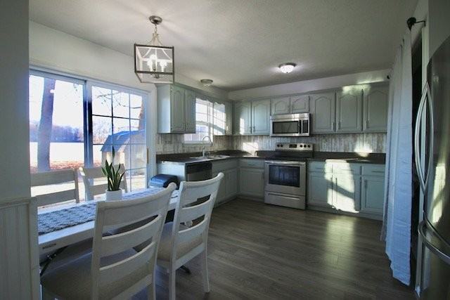 150 Cora St - Photo 7 of 18