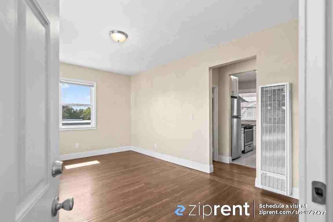 709 E 18th St - Photo 2 of 17