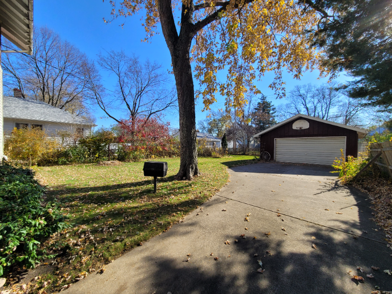 831 E Jackson St - Photo 2 of 8