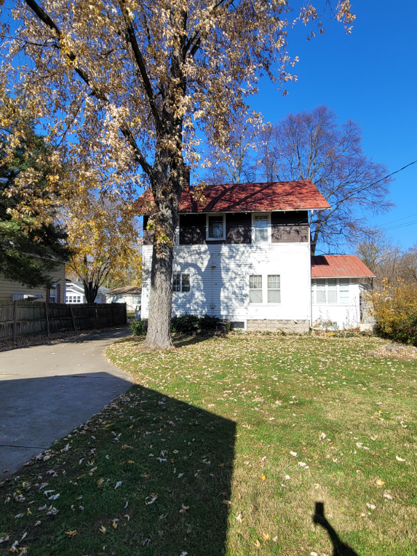 831 E Jackson St - Photo 3 of 8